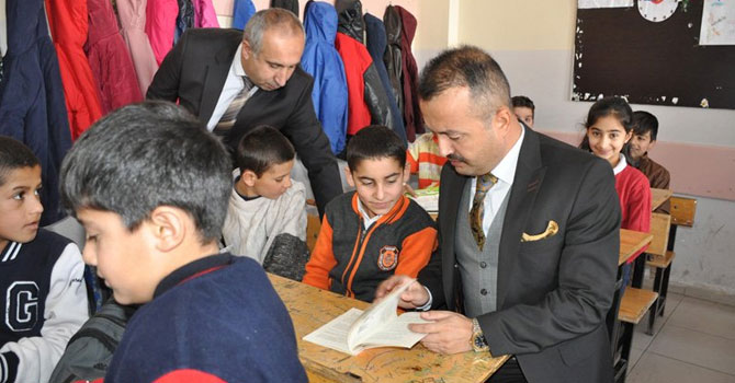 Yüksekova Kaymakamı Kendüzler, okulları ziyaret etti