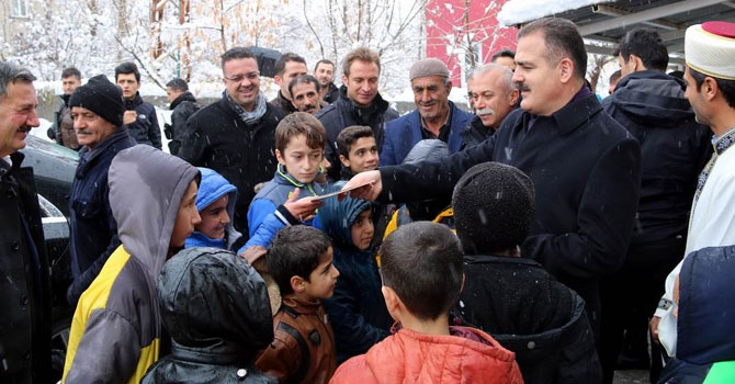 Hakkari Valisi İdris Akbıyık, öğrencilerle bir araya geldi