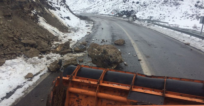 Hakkari-Van Karayoluna kaya düştü