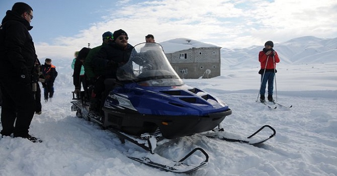 Yüksekova Kaymakamı Kendüzler kayak tesisini inceledi