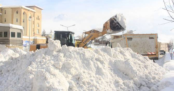 Yüksekova'da 6 mezra yolu ulaşıma kapandı