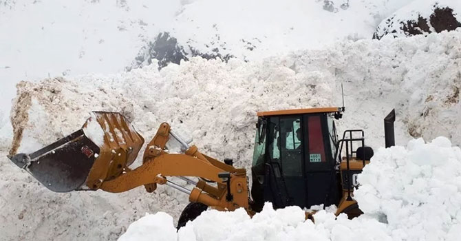 Hakkari-Şırnak yolunun 8 ayrı noktasına çığ düştü