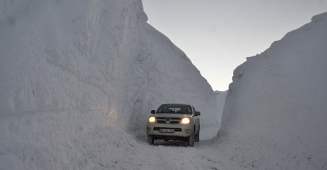 Yüksekova yollarında kardan tüneller oluştu