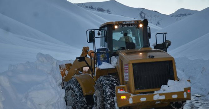 Hakkari'de 90 yerleşim yerinin yolu kapalı!