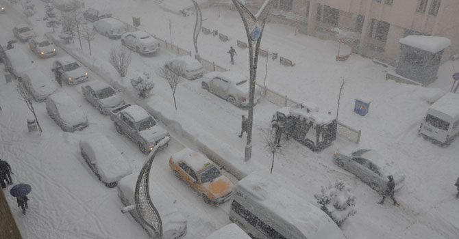 Hakkari'de yoğun kar yağışı etkili oluyor!
