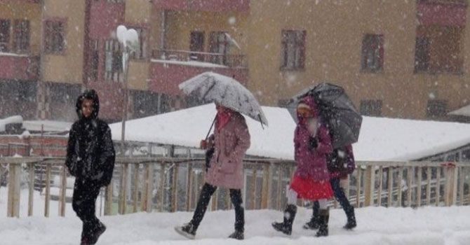 Hakkari'de öğleden sonra okullar tatil!