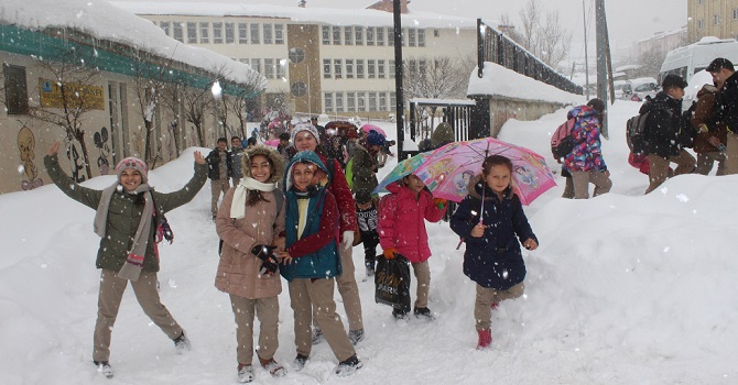Hakkari ve ilçelerde okullara kar tatili
