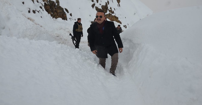 Yüksekova Kaymakamı, 5 Saat Yürüyerek Üs Bölgesine Çıktı