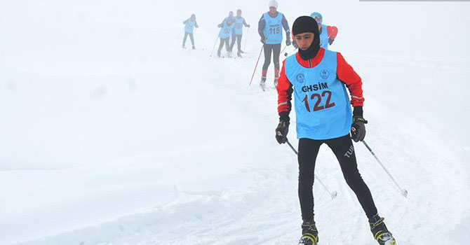 Yüksekova'da kayak yarışması düzenlendi!