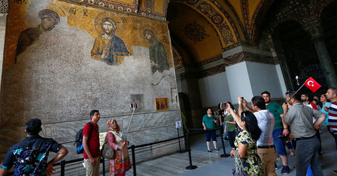 ‘Ayasofya’da bale pozuna’ inceleme başlatıldı