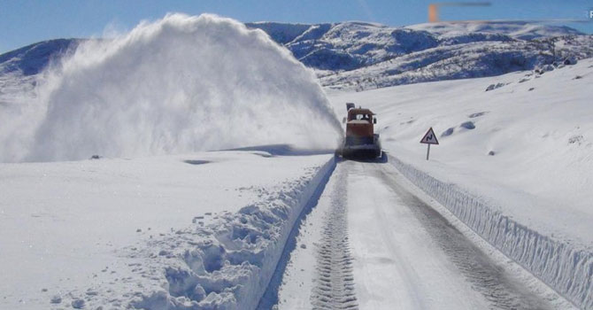 Hakkari'de kar yağışı, ulaşımı aksatıyor
