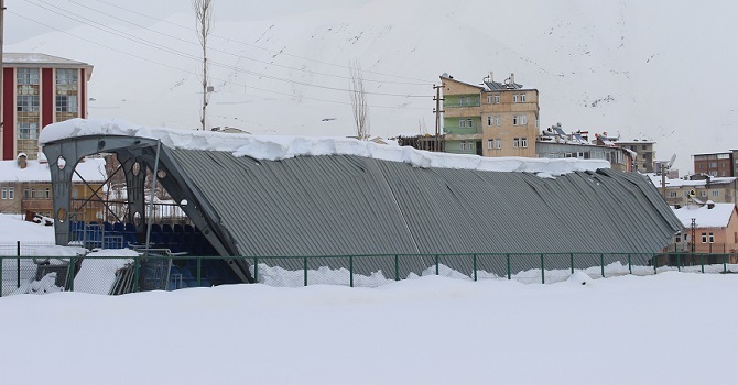 Kar, Hakkari'de Tribün Çatısının Çökmesine Neden Oldu