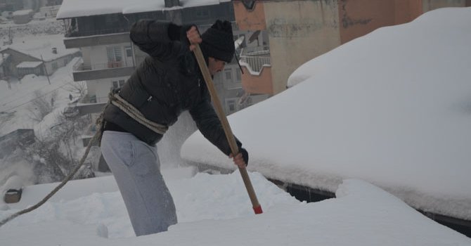 Çatılarda biriken kar ekmek kapıları oldu!  VİDEO - GALERİ