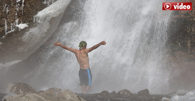 Hakkari'de Buz Gibi Şelalenin Altına Girdiler