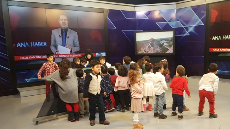 Kanal M stüdyosunu çocuklar bastı