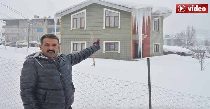 Hakkari'de 2 katlı bina boyunda buz sarkıtı oluştu