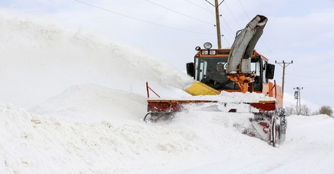 Yüksekova'da kapanan yollar açılıyor