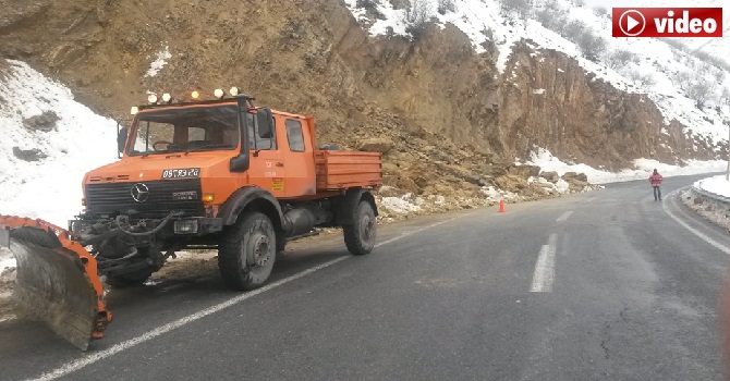 Hakkari Heyelanı Fark Edip, Yolu Trafiğe Kapattılar
