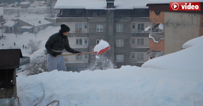 Hakkari'de Bellerine Halat Bağlayıp, Çatıları Kardan Temizliyorlar
