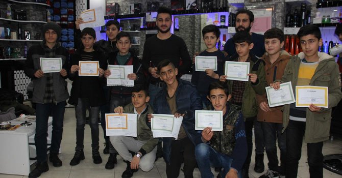 Hakkari’de başarılı öğrencilere bedava traş!