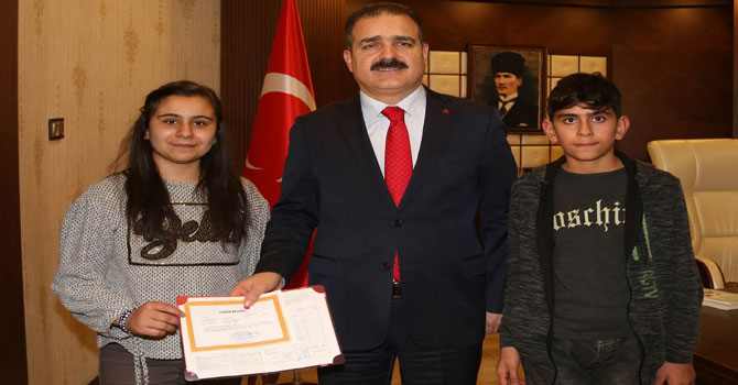 Vali Akbıyık başarılı öğrenciyi ödüllendirdi!