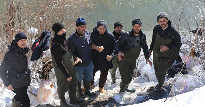 Yüksekova'da eksi 16 derecede balık avı!