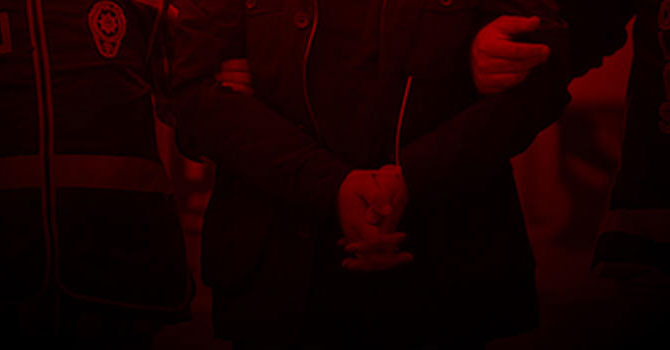 2 polise ekip otosunda tecavüzden kelepçe