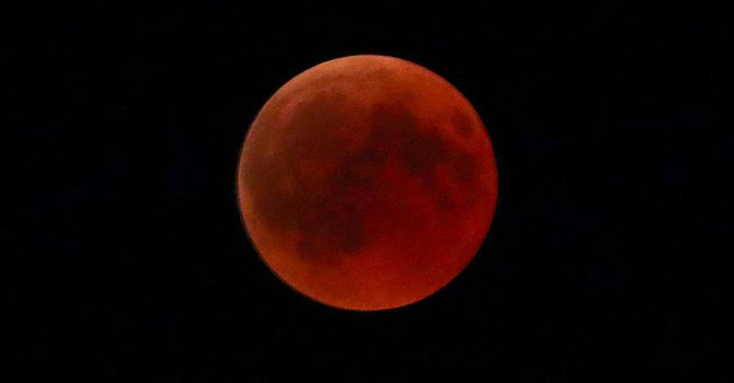 'Kanlı Ay' tutulması başladı