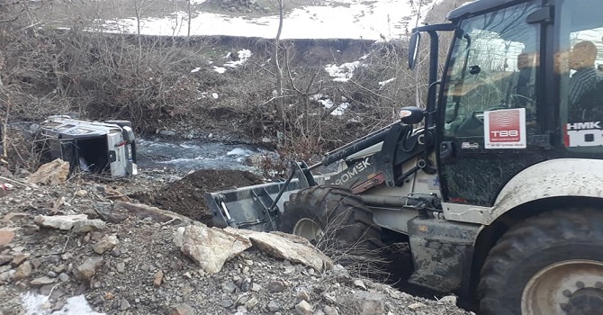 AK Parti Hakkari milletvekilin koruma aracı şarampole devrildi