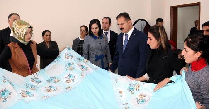 Vali Akbıyık, Mesleki ve Teknik Kursları ziyaret etti