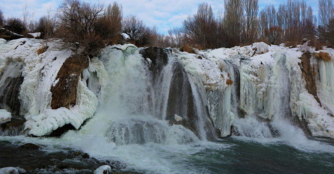 Muradiye Şelalesi kış modunda FOTO GALERİ