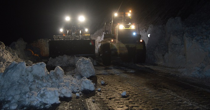 Hakkari-Van karayoluna çığ düştü VİDEO