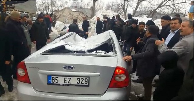 Hakkari'de Çatıdan düşen kar, otomobili hurdaya çevirdi