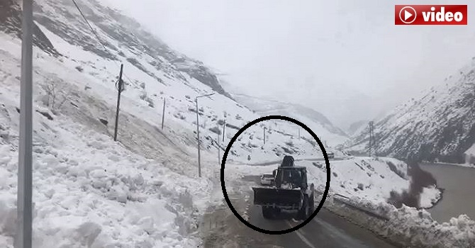 Hakkari'de Otomobil, Çığ Altında Kalmaktan Son Anda Kurtuldu