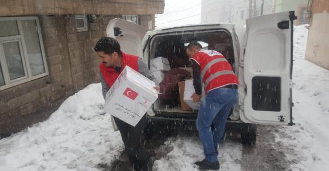 Kızılay'dan Akın ve Temel ailelerine yardım eli