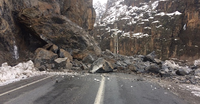 Hakkari-Çukurca karayoluna dev kayalar düştü