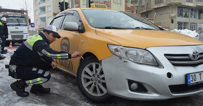 Hakkari'de polisten kış lastiği denetimi