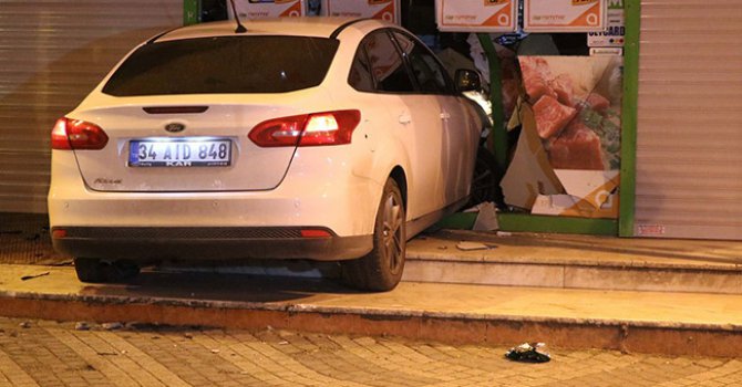 Üsküdar’da otomobil markete girdi