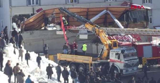 Bitlis'te kafenin teras çatısı çöktü: 1 ölü, yaralı