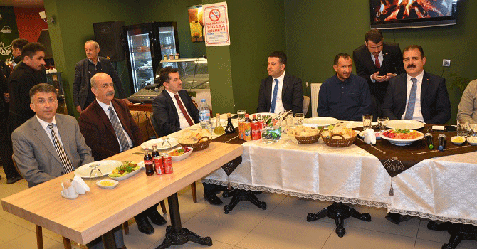 Vali Akbıyık, özel idare personeli ile yemekte buluştu FOTO GALERİ