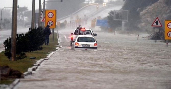 Antalya'da fırtına: 5 ilçede okullar tatil edildi