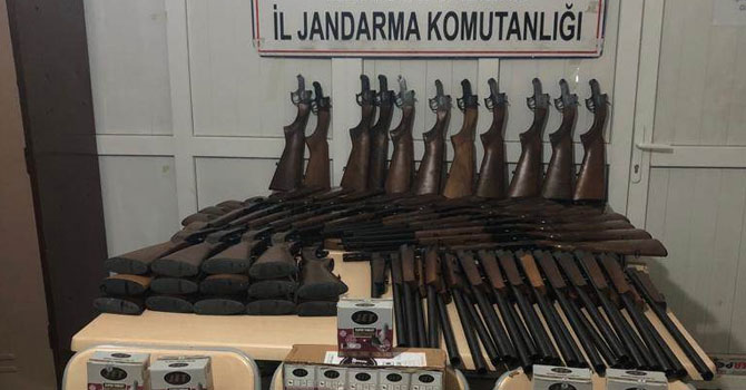 Şemdinli'de 29 av tüfeği ele geçirildi