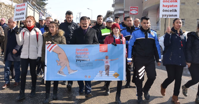 Hakkari’de trafikte farkındalık yürüyüşü FOTO GALERİ