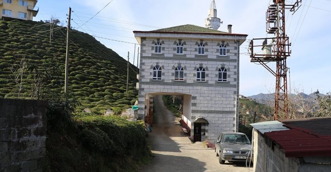 Rize'de, caminin altından yol geçirdiler