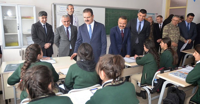 Vali Akbıyık, Yüksekova'da öğrencilere kitap dağıttı