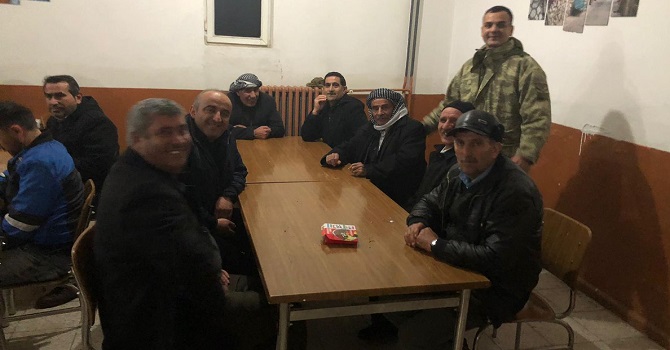 Hakkari'de mahsur kalan vatandaşları asker kurtardı