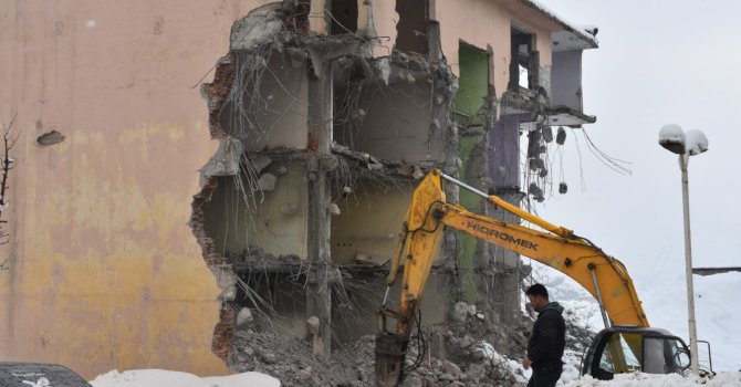 Hakkari eski Milli Eğitim Lojmanlarının yıkımına başlandı