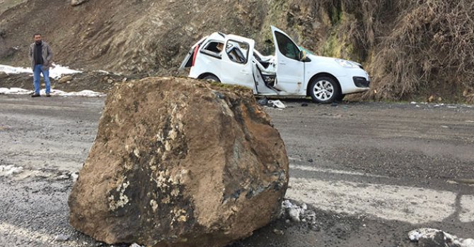 Kaya parçası aracın üzerine düştü, sürücü yaralandı