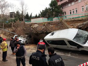 Beykoz'da istinat duvarı araçların üzerine çöktü