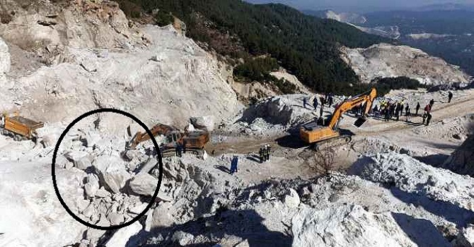 4 işçi 600 tonluk kayanın altında kaldı